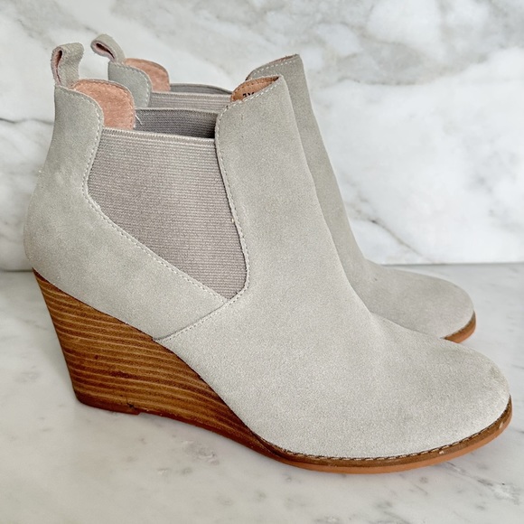 Lucky Gray Wedge Suede Boots Size 7 Like New - Picture 2 of 6